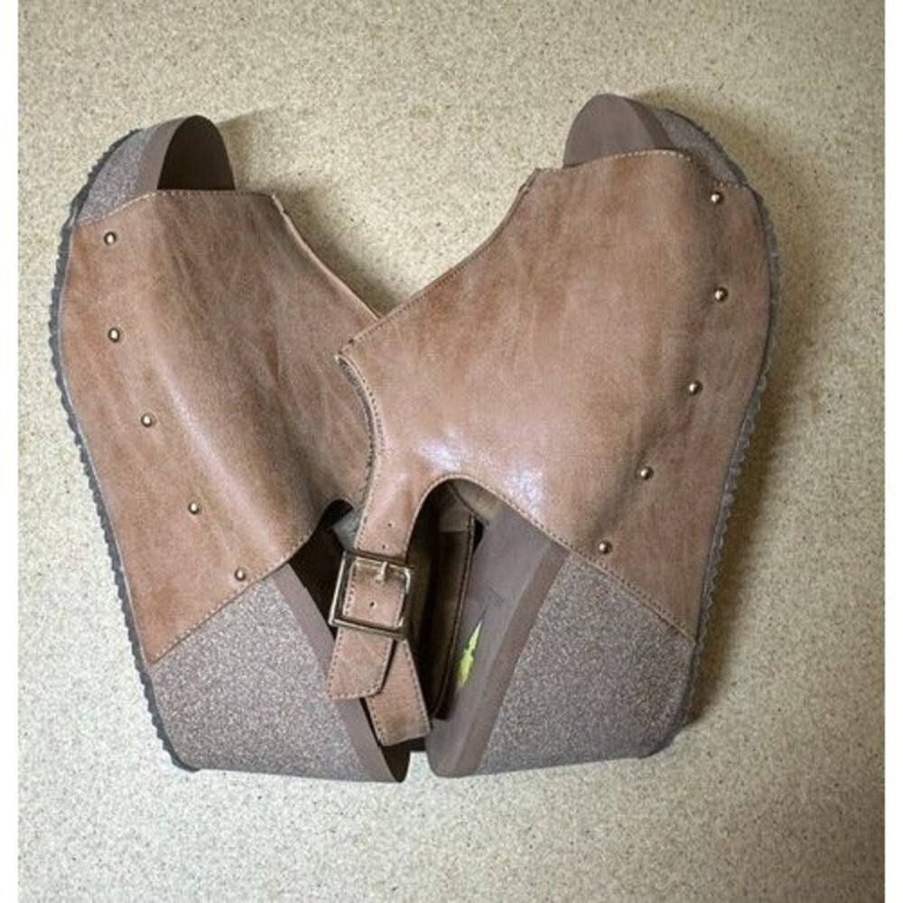 Volatile Nekoma Wedge Sandals Womens SZ 10 Tan Studded Ankle Strap Cork Heel